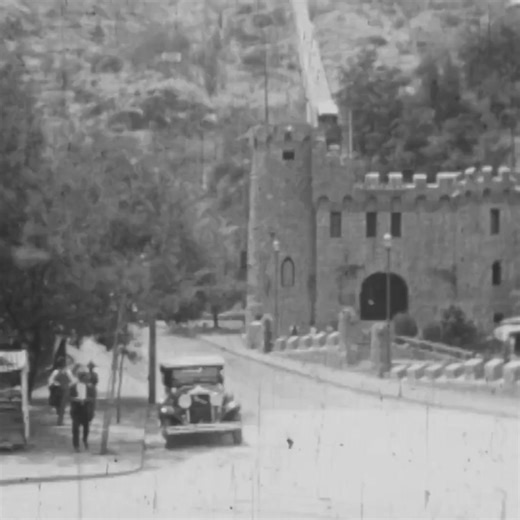 ¡Descubre la magia del Funicular de Santiago! • Desde 1925, conecta a personas con el Cerro San Cristóbal y el Zoológico Nacional. • Familias enteras disfrutaban las vistas espectaculares y se maravillaban con los animales. • Hoy, casi 100 años después, seguimos recorriendo los mismos rieles que han visto historias inolvidables. ¿Qué momentos especiales has vivido en el Funicular o el Zoológico? ¡Comparte tus recuerdos! #FunicularDeSantiago #HistoriaEnMovimiento | Turistik