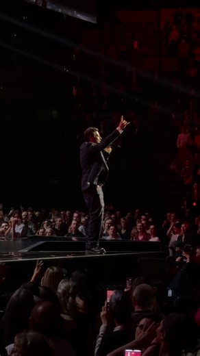 Eva on Instagram: "2ème concert des Enfoirés, live de @christophemae «Il est où le bonheur » Bercy !!!!! ❤️ #christophemae #lesenfoires #bercy #restosducoeur #enfoires2026"