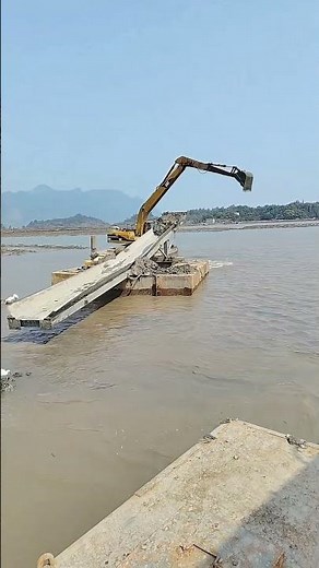 Loading Mud onto a Chute | Waterway Dredging with a Floating Platform