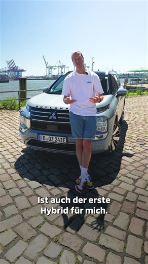 Pascal Hens, Frau, Kids, Hund – alle an Board. Und niemand muss auf dem Schoß sitzen. 😉 Im neuen Outlander ist genug Platz für die Familie, den Alltag und den ersten Roadtrip von Pascal Hens – von Hamburg durch das ganze Land fahren alle entspannt, sicher und komfortabel. 👉 Wie viele Personen oder Tiere 🐶 sitzen bei dir meist mit im Auto? Erzähl es uns in den Kommentaren! 👇 ____ Outlander Energieverbrauch 23,4-23,5 kWh/100 km Strom & 0,8 l/100 km Benzin; CO2-Emission 19 g/km; CO2-Klasse B; g