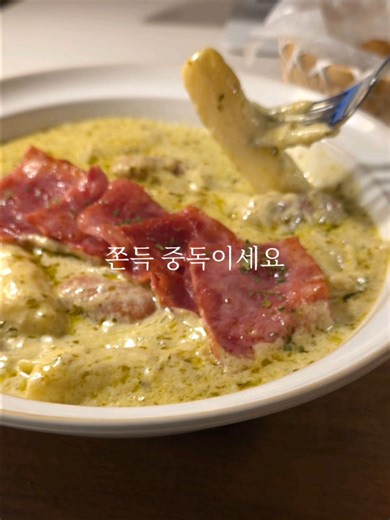 길감자 유행 끝났나용 #바질크림떡볶이 1. 올리브유에 양파 넣고 볶기(기호에 따라 새우,마늘,페페론치노 추가) 2. 생크림2 : 우유1 비율로 넣어주고 3. 파마산치즈가루로 농도 맞춰주기 4. 바질페스토 취향에 따라 맛 보시면서 넣어주고 (호불호 갈릴 맛입니다) 5. 간 모자라면 소금, 후추 -베이컨 또는 비엔나는 꼭 추가해 드세요 #야매길감자 1. 감자 4개 물 약간(갈릴 정도로만) 소금간 > 믹서에 갈아준 후 2. 냄비에 볶아 수분 날려주고 타피오카전분 5스푼 정도 넣어 섞어주기 3 짤주머니에 짜서 튀겨주면 완성 -겉바속쫀. 넘 맛있었어요