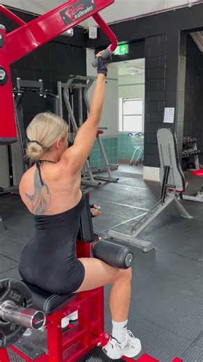 Chest supported single arm pull down - machine