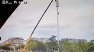 The Pole Suddenly Fell When The Worker Was Doing Maintenance
