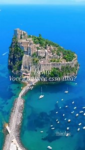 Você conhece essa ilha? Ela se chama Ischia, próxima de Capri e oferece uma combinação de belezas naturais, termas, montanhas e uma vibrante vida local. Uma opção muito interessante de passeio! Reserve um dia para visitar essa outra linda ilha do mar Tirreno partindo de Capri mesmo. Temos passeios de barco ou iate que te levam até lá! Entre em contato! Nosso link está na Bio ✔️ #ilhadecapriitalia #ischia #italia #passeiodebarco #iate | Ilha de Capri Viagens