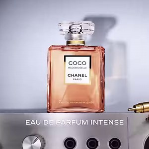 COCO MADEMOISELLE au studio COCO MADEMOISELLE se révèle malicieuse et audacieuse au rythme de la chanson « Follow me ». Musique : « Follow Me » (Amanda Lear / Anton Monn) reprise par Bertrand Burgalat, A.S. Dragon feat. Whitney Peak Découvrir sur chanel.com/--COCO_MADEMOISELLE-2H24 | CHANEL