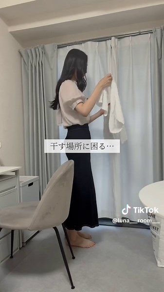 狭い部屋の部屋干し事情🙋‍♀️ このアイテムを使い始めたら快適に部屋干しできるようになった！ どの商品かよく聞かれるのでプロフリンクにも載せました🙆‍♀️ #一人暮らし #部屋干し #洗濯 #洗濯物干し #ユニットバス