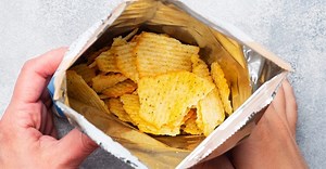 Perché i sacchetti delle patatine sono mezzi vuoti?