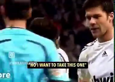 Xabi Alonso'nun, Real Madrid CF formasıyla ilk golünü atmak için Cristiano Ronaldo'ya penaltı atışı için yalvarmasına geri dönelim — üstelik takım zaten 5-2 öndeydi.⚽️🤯 Golü attı.Ronaldo kutlamaya katılmadı.