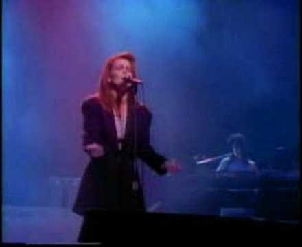 Belinda Carlisle performs I Get Weak Live!