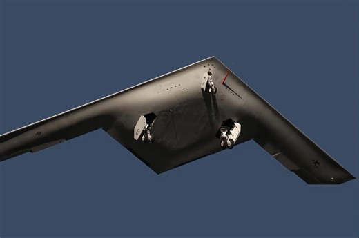 全球隐身霸主再升级：B-21突袭者首飞背后的战略博弈