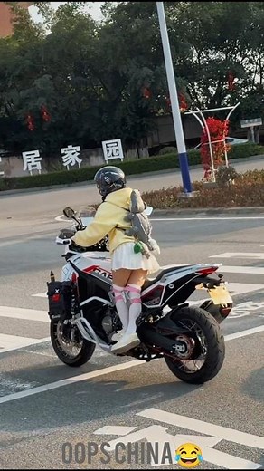 Short Girl, Huge Bike! 😱 Riding 600 lbs Heavy Motorcycle Like a Pro | Incredible Skills! 🏍️🔥