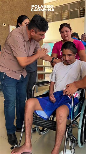 Gracias a la gestión del Alcalde @Polanski Carmona Cruz se pudo lograr la ayuda necesaria al Joven (Marcos Gutiérrez Verona) quien sufrió un accidente laboral que lo dejó en una situación vulnerable. ♥️ Se otorgó la entrega de una silla de ruedas y adicional a ello ayuda humanitaria que le va a brindar la @Muni Ferreñafe. 👏