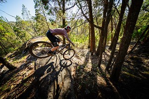 Lia has wrapped up her testing of the Canyon Neuron AL and found it to be a capable performer on the trail, particularly appreciating its responsiveness and agility. She noted its ability to hold speed and momentum, which adds to its appeal for riders seeking efficiency. The Neuron AL fits neatly into the trail category with its dual 29-inch wheels, a 140mm travel fork, and 130mm of rear travel. For Lia’s detailed thoughts, be sure to check out the full video and written review via the link belo