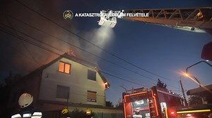 120K views · 1K reactions | Kigyulladt egy családi ház hétfő este Budapest huszonkettedik kerületében, a Barackos úton. A tűz az ingatlan tetőterében keletkezett, valamint átterjedt a ház mintegy ötszáz négyzetméteres tetőszerkezetére is. A főváros hivatásos tűzoltói öt vízsugárral oltották el a tüzet.  Személyi sérülés nem történt.  FKI | BM Országos Katasztrófavédelmi Főigazgatóság | Facebook