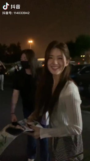 27K views · 3.7K reactions | JieJie, will you remember me?” *Leans in closer to fan so she could listen more clearly* “We’ll meet again next time so will you remember me?” Zhao Lusi: Ah? I will! I will! So don’t cry ☹️ Don’t cry! Thank you! *Looks at the fan again* #ZhaoLusi | Zhao Lusi 赵露思 | Facebook