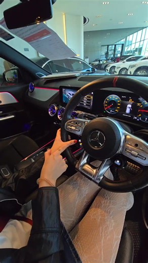 2 สไตล์ สองอารมณ์ A-Class หรือ GLA ซ่าแบบไหนที่ใช่คุณ? 👀 🎥 LIVE สองคันสุดจี๊ด A200 AMG และ AMG GLA35 🚗 คันที่ 1: A200 AMG Dynamic ปี 2023 — รหัส #6960 💥 คอมแพคสุดสปอร์ต สวยจัดทั้งภายนอก-ภายใน ✅ ใช้มาเพียง 18,000 กม. เท่านั้น ✅ เครื่องเบนซิน 1.3L เทอร์โบ 163 แรงม้า 💺 ภายใน AMG Interior / เบาะหนังสปอร์ต 🌈 ไฟ Ambient Light 64 สี จอคู่ดิจิทัล 10.25” 🗺️ Navigation 3D / “Hey Mercedes” พร้อม Touchpad ⚙️ เกียร์ 7G-DCT ขับหน้า / ล้อ AMG 18” 🛠️ เพิ่งเซอร์วิสมา 3,695 กม. 📍 ราคา 1,350,000 บาท 📌 จั