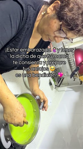 Madre consiente antojos de embarazada: momento tierno