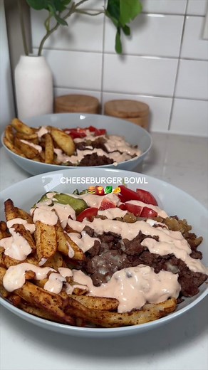 One of my most favorite quick and easy lunches!! Cheeseburger bowl 🍔🍟 - lettuce - ground meat topped with cheese - caramelized onions - tomatoes - fries - pickles - homemade