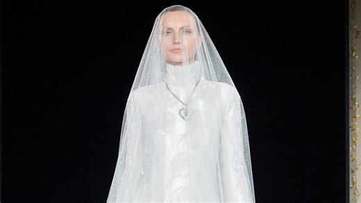 創設者の姪が女性ならではの視点で昇華させる、アルマーニ プリヴェのエレガンス【2026年春夏 クチュール】