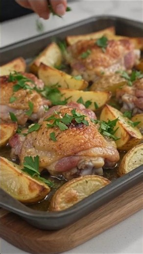 Lemon Garlic Roasted Chicken & Potatoes😋