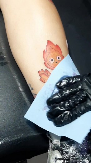 Calcifer: Tatuaje Colorido del Dragón Azul