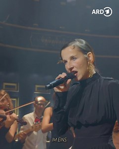 "Babylon Berlin in Concert" mit Meret Becker und vielen mehr 🎭❤️ Während Meret Becker früher mit Lampenfieber zu kämpfen hatte, liebt sie heute die Bühne umso mehr. Das sieht man nicht nur in der neuen Babylon Berlin-Staffel, sondern auch bei "Babylon Berlin in Concert". ▶ Den Konzertmitschnitt "Babylon Berlin in Concert" jetzt in der ARD Mediathek streamen: 1.ard.de/babylon-berlin-in-concert ➡ Die 4. Staffel von "Babylon Berlin": 1.ard.de/babylon-berlin | Babylon Berlin