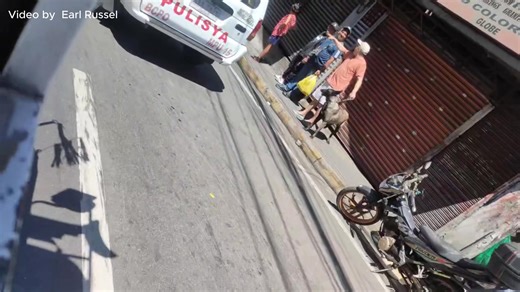A man believed to be mentally challenged and carrying a sharp object grabbed a policewoman’s firearm from her holster along A. Bonifacio Street, Baguio City, at around 11 a.m. today, March 1. In pursuit of the suspect, the policewoman dropped her jacket, food, and drinks on the pedestrian lane in front of BCU. The suspect was later apprehended by the BCPO along Lower Magsaysay Avenue. Video by Earl Russel | Baguio Herald Express
