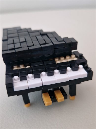 Ребята, Кто угадал над чем я трудился сегодня? Это было очень не просто. Конструктор очень хрупкий, детальки по 5 мм. Это самый непроатой мой конструктор после Титаника #mark_moodbest #блогер #дети #конструктор #рояль