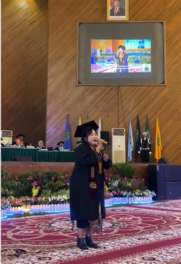 Kesan Mengharukan Nyanyi di Wisuda Universitas Andalas