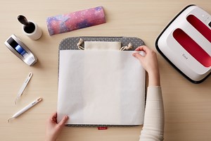 📣 ¡Te presentamos el nuevo Butcher Paper de Cricut! 📣 Este nuevo material de Cricut será tu mejor aliado para todos tus proyectos de sublimación que necesiten protección extra. Con el Butcher Paper, el papel de transferencia blanco sin recubrimiento de Cricut®, manejarás el alto calor en el proceso de transferencia de Infusible Ink™ protegiendo tu objeto o prenda a personalizar. Además... ¡Absorbe el exceso de humedad durante las transferencias para conseguir los mejores resultados! ¡Disponibl