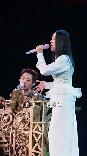 #汪苏泷 #那英 合唱《行走的鱼》 两代唱将全开麦同台震撼全场 | 中国音乐电视 Music TV #shorts