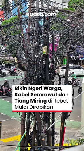 Ternyata bukan hati MinSu aja yang semrawut, tapi kabel juga! MinSu sempet mendatangi Jalan Dr Soepomo, Tebet, Jakarta Selatan pada Rabu (17/12/2025). Pas MinSu lihat kabelnya, ruwet seruwetnyaaaa. Bukan hanya tak sedap dipandang, kabel-kabel itu juga mengganggu pejalan kaki. Apalagi ada beberapa tiang yang udah miring, bikin khawatir pengguna jalan. Namun, ada beberapa petugas yang terlihat tengah merapikan kabel-kabel tersebut. Duh, kapan ya kita bisa kaya di Jepang? #tebet #kabel #jaksel #min