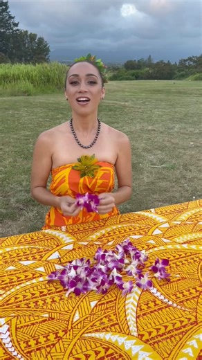 In ancient Hawaii, both men and women wore flowers daily, symbolizing life and beauty. 🌺 This evolved into the tradition of wearing a flower behind the ear to indicate relationship status—left for taken, right for available. Reflecting the Hawaiian value of “aloha,” this practice communicates love, peace, and respect. Today, it remains a vibrant expression of cultural heritage during festivals, hula performances, and daily life. 🌸Which side do you wear yours!?#maukawarriorsluau #luau #pua #flo