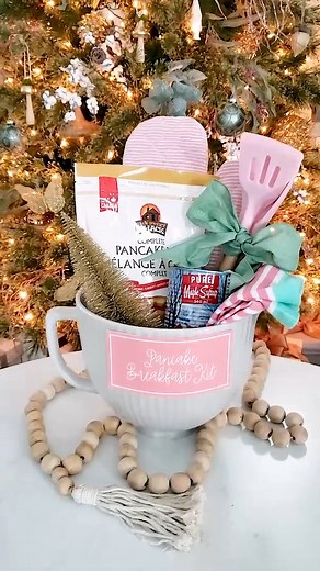 Pancake breakfast gift idea! This DIY gift basket would be the cutest for a family or a neighbour. Who would you give this to? Find more easy gift basket ideas on my blog (or tap the link in my bio @thediymommy for a clickable link): https://thediymommy.com/6-fun-easy-diy-gift-basket-ideas-for-everyone-on-your-list/ #thediymommy #giftbaskets #diygifts | Cozy DIY Home