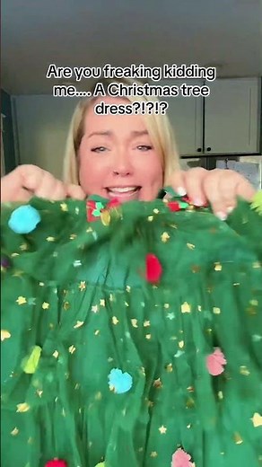 🎁👶 How cute is this toddler Christmas tree tutu dress?! 🌟 With layered tulle, sparkling stars,