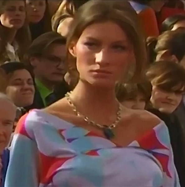 #giselebundchen at #louisvuitton Spring 2000