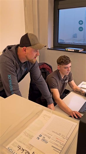 Morgenstimmung bei ms Elektrotechnik ☀️⚡ Wenn der Tag beginnt, läuft der Hof in Elsenfeld auf Hochtouren. Fahrzeuge werden beladen, Aufgaben verteilt, Projekte abgestimmt und zwischendrin wird auch mal ein Problem gelöst, bevor es überhaupt eins wird. 💪 Klingt nach Chaos? Das ist Teamwork. Und genau so startet bei uns jeder Tag! Organisiert und lösungsorientiert. #tagstart #teamwork #frühmorgens #elektrotechnik #projekttag #mselektrotechnik #elsenfeld #handwerkmitqualität #spannung | MS Elektro