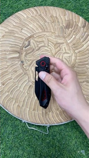 Red & black never goes out of style. #edc #knifereview
