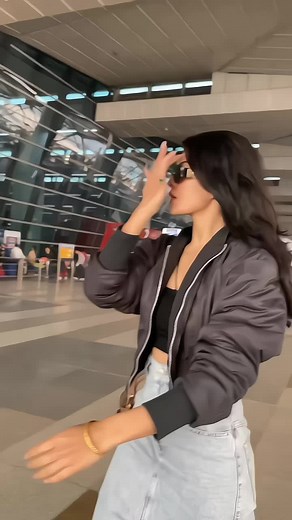 Chill steps 👠 #foryoupage #ootd #fashionwalk #caughtoncamera #jacquelinefernandez