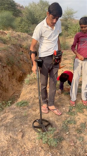 Searching for treasure in the old place with metal directing #metaldetecting #treasurehunt #shorts