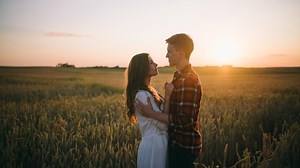 40 Contoh Pesan Romantis untuk Pacar, Menyentuh Hati