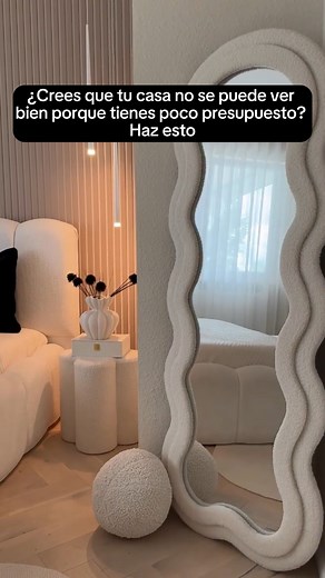 🧭 Define una paleta 60-30-10 (neutro base, complemento, acento) y compra solo lo que encaje: cero compras impulsivas, todo se ve “pensado”. 🎨 Pinta puertas y zócalos en un tono más oscuro que las paredes (satín): eleva el look aunque el mueble sea básico. 🪑 Cambia solo tiradores y patas de muebles por latón cepillado o negro mate: transformación inmediata y barata. 🪟 Cuelga cortinas alto y ancho (10–15 cm sobre y a los lados): la ventana parece gigante y la sala, más lujosa. 🧴 Unifica envas