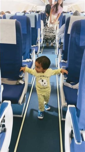 Flight ✈️ me kids enjoy karte hue #travelphotography #travelphotography #bhfyp #cute