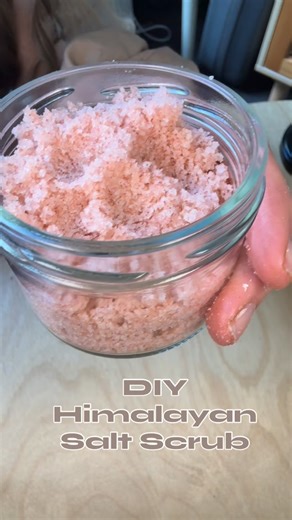 Jessica Grasso - Aromatherapist on Instagram: "Himalayan Salt Body Scrub ✨ • Add 20 drops of your favourite essential oil blend to a bowl • Pour in ¼ cup carrier oil and stir well (jojoba or coconut are my go-to choices) • Mix through 1 cup Himalayan salt • Optional: add dried flowers for a little extra beauty and self-care magic 🌸 Benefits of exfoliating with a salt scrub 👇🏻 • Stimulates lymphatic flow and blood circulation • Brightens and smooths the skin • Supports cellular renewal • May s