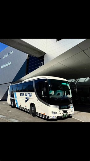 #ANA機体整備工場 ＃ANAブルーハンガーツアー 無事到着の連絡入り、画像届きました 本日はトイレ搭載車両＃１５２６の指定を頂き 羽田空港・機体整備工場への視察・研修団体 予約困難、よくこの人数で手配出来たなぁと驚く 今日はどんな機材が格納されているか❓ そしてどんな内容の説明を聞くのか❓ 大型機・中型機だったら迫力あっていいのですが 飛行機好きの私には興味津々 少し肌寒い一日ではありますが 皆様、楽しく有意義な一日を 野本さん 最後まで安全運行でお願いします。 ♬はANA機内ソング 葉加瀬太郎のAnother Sky | Hirotaka Usui