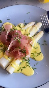 Hvite asparges med hjemmelaget hollandaise og skinke 😍 Nydelig, liten rett som passer supert som forrett! Se oppskrift på Det søte liv: https://www.detsoteliv.no/oppskrift/hvite-asparges-med-hollandaise-og-skinke #detsoteliv #detsøteliv #hviteasparges #hollandaise #foodinspiration #lifeissweet | Det søte liv