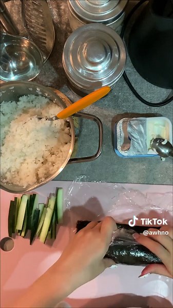 lepi nokti i zna da napravi miki maus jelo od 15 min #hrana #srbija #balkan #fyp #sushi #suši #recepti