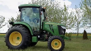 82K views · 341 reactions | Bohaterem dzisiejszego  jest ciągnik kompaktowy 4052R. Opowiemy Wam o najnowszych rozwiązaniach technologicznych, takich jak moduł sterowania eHydro oraz o inteligentnym silniku z szyną paliwową Common Rail. Pokażemy z bliska komfortową i klimatyzowaną kabinę, a także poznamy specyfikę i obsługę systemu Hitch Assist. Czym jeszcze mogą zaskoczyć wielozadaniowe ciągniki kompaktowe? Zobaczcie sami  https://bit.ly/2VAbqy9 | John Deere | Facebook