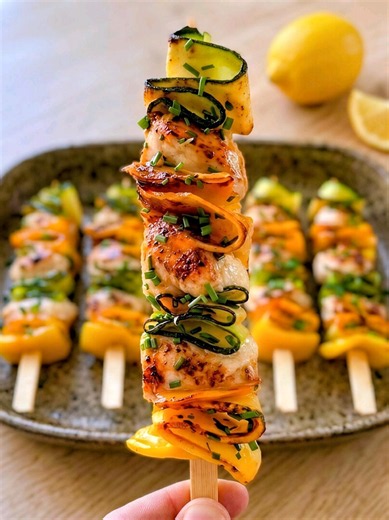 Brochettes de poulet et courgettes marinées au citron