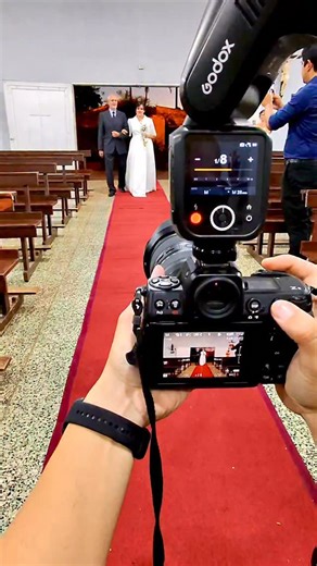 Fotografo en Posadas - Franco Moray on Instagram: "POV: En uno de los momentos más importantes de una boda 🤍📸 La entrada de Belén, miradas que se cruzan, emoción a flor de piel y segundos que pasan volando. Desde detrás del lente, todo se siente aún más fuerte. #bodas #weddingday #btswedding #fotografodebodas #weddingmoments"